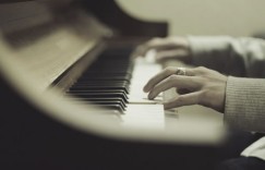 弹钢琴时候手指怎么样快速移位？