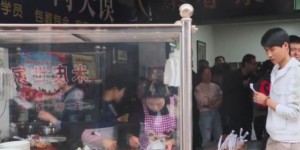 陕西最火的小吃，全年火爆无淡季，一碗6元蘸红油吃着真爽