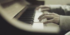 弹钢琴时候手指怎么样快速移位？