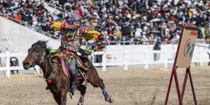 西藏拉萨：马背上迎新年