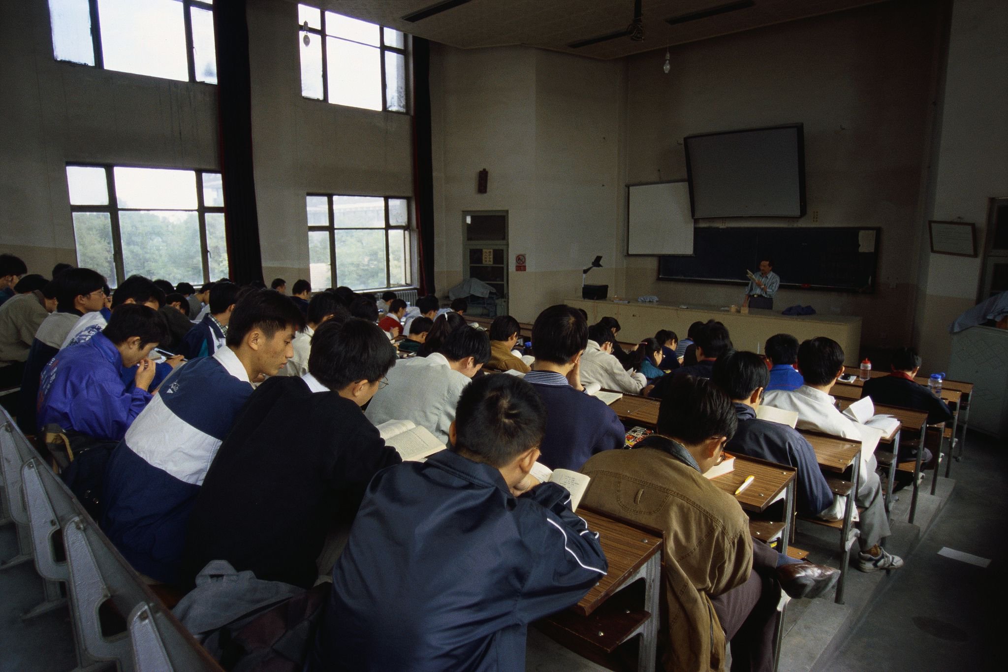 北京大学教室里的学生