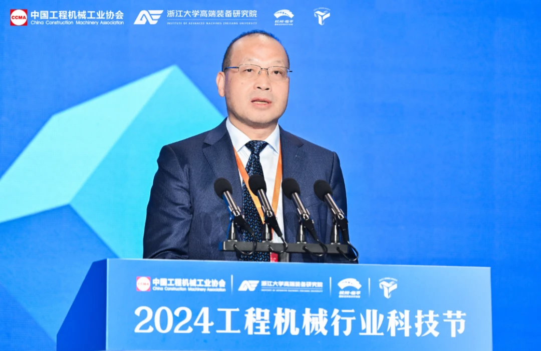协会秘书长吴培国主持主题报告环节