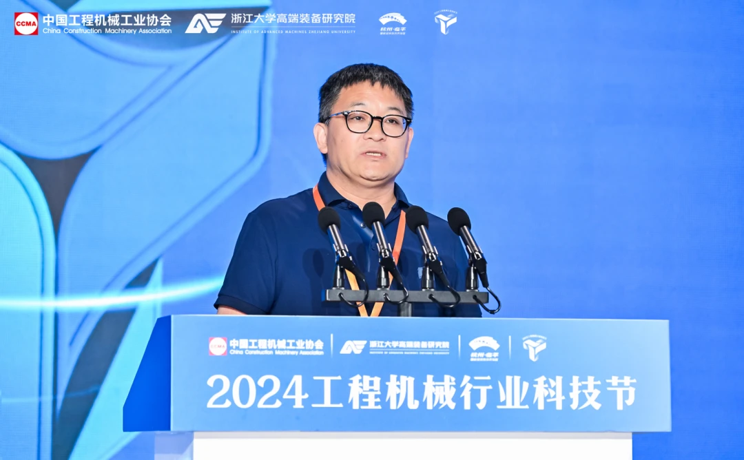 长江学者、国家杰青、清华大学刘辛军教授作《大型复杂构件变革性制造技术创新及应用》主题报告