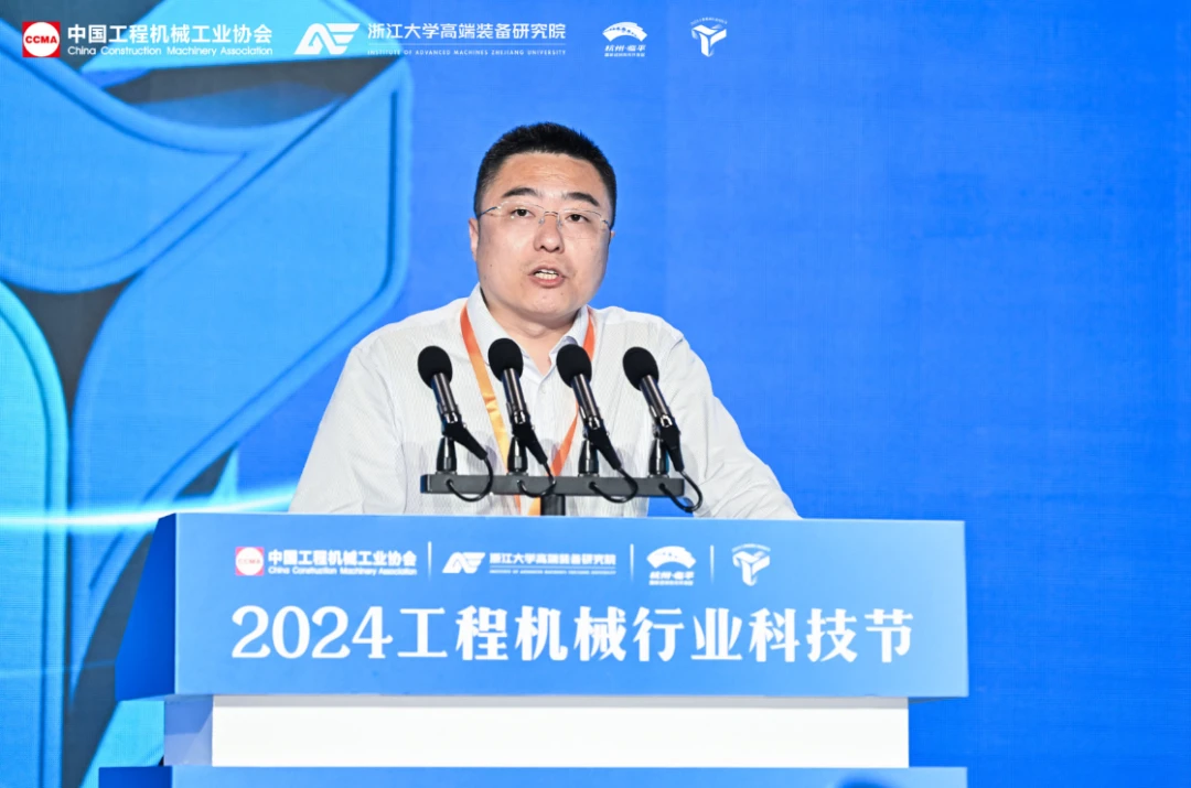 中国机械科学研究总院集团行业发展部重大任务处处长朱政作题为《发挥先进制造基础性使能支撑作用，以高端智能绿色赋能工程机械行业高质量发展》的主题报告