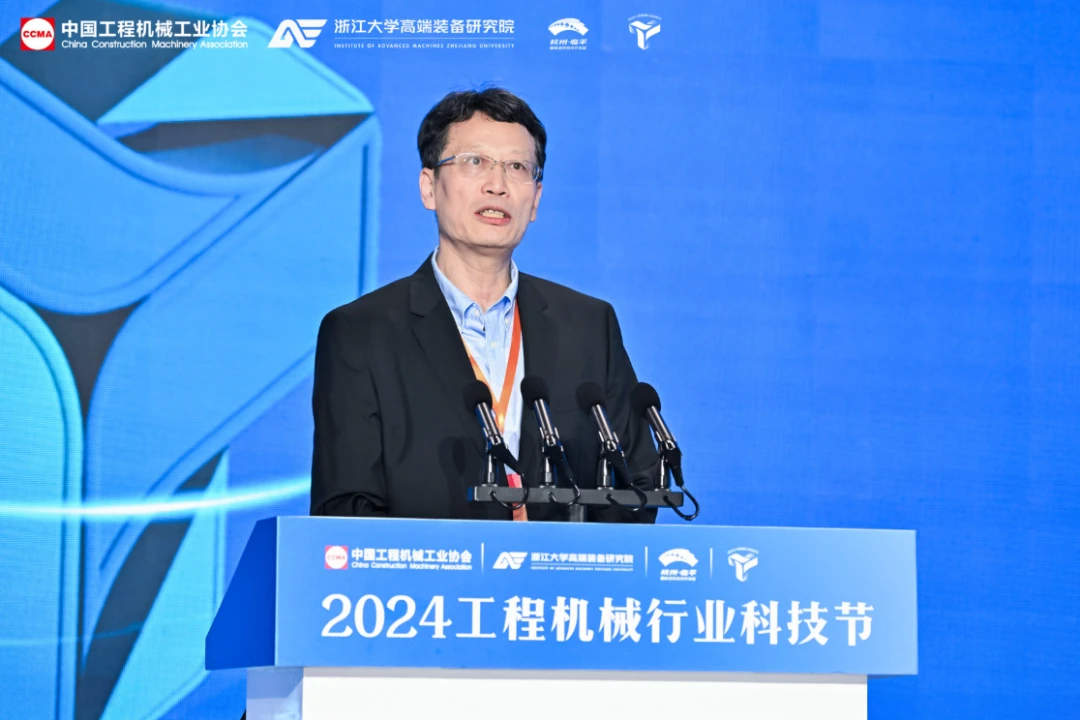 太原理工大学机械工程学院院长权龙教授作题为《电动化趋势下工程机械液压技术面临挑战与发展路径探讨》的主题报告