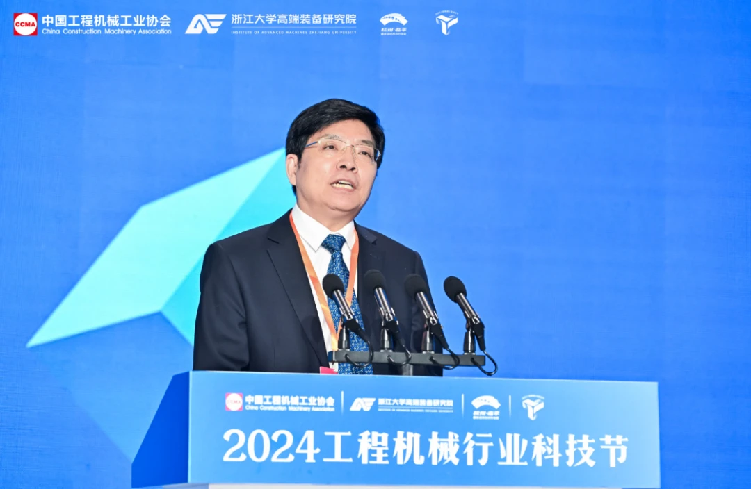 长江学者、燕山大学校长赵丁选主持主旨报告环节