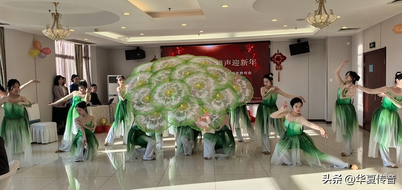 大学新年联欢会主持稿_主持新年联欢会开场白2020_主持稿新年联欢会搞笑