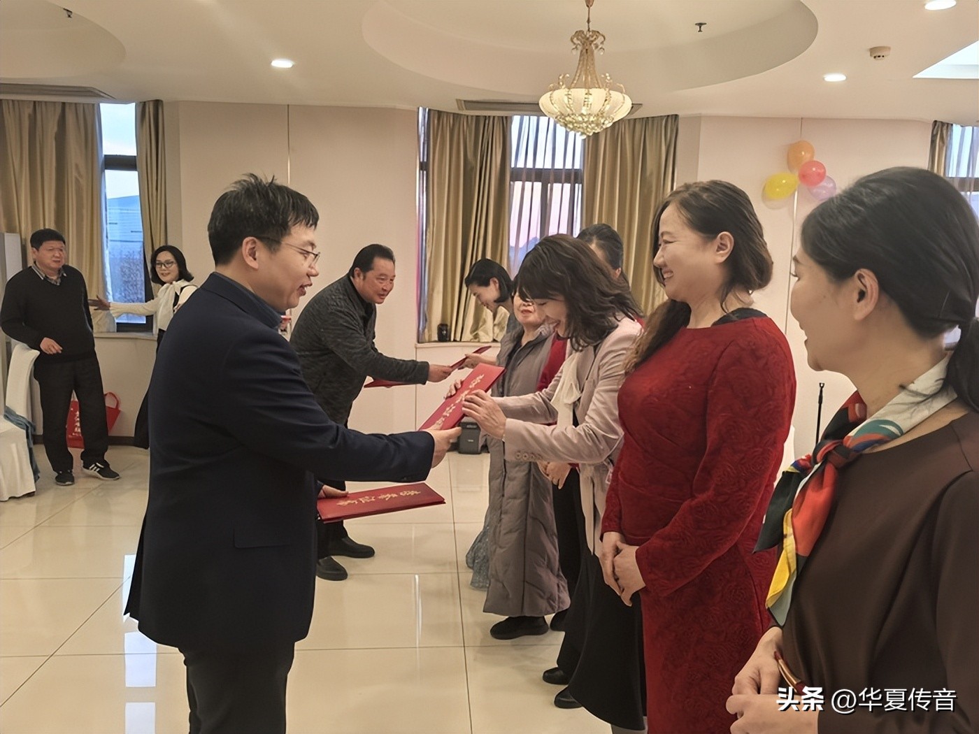 主持稿新年联欢会搞笑_大学新年联欢会主持稿_主持新年联欢会开场白2020